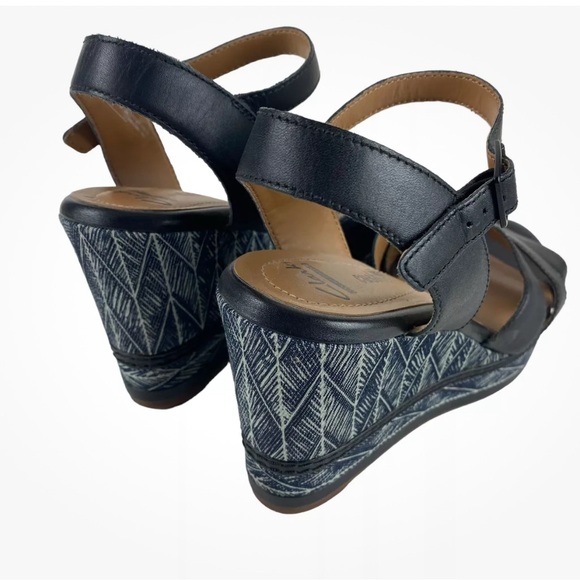 Clarks Zia Noble Women’s Open Toe Ankle Strap Wedge
Sandals - Picture 3 of 9